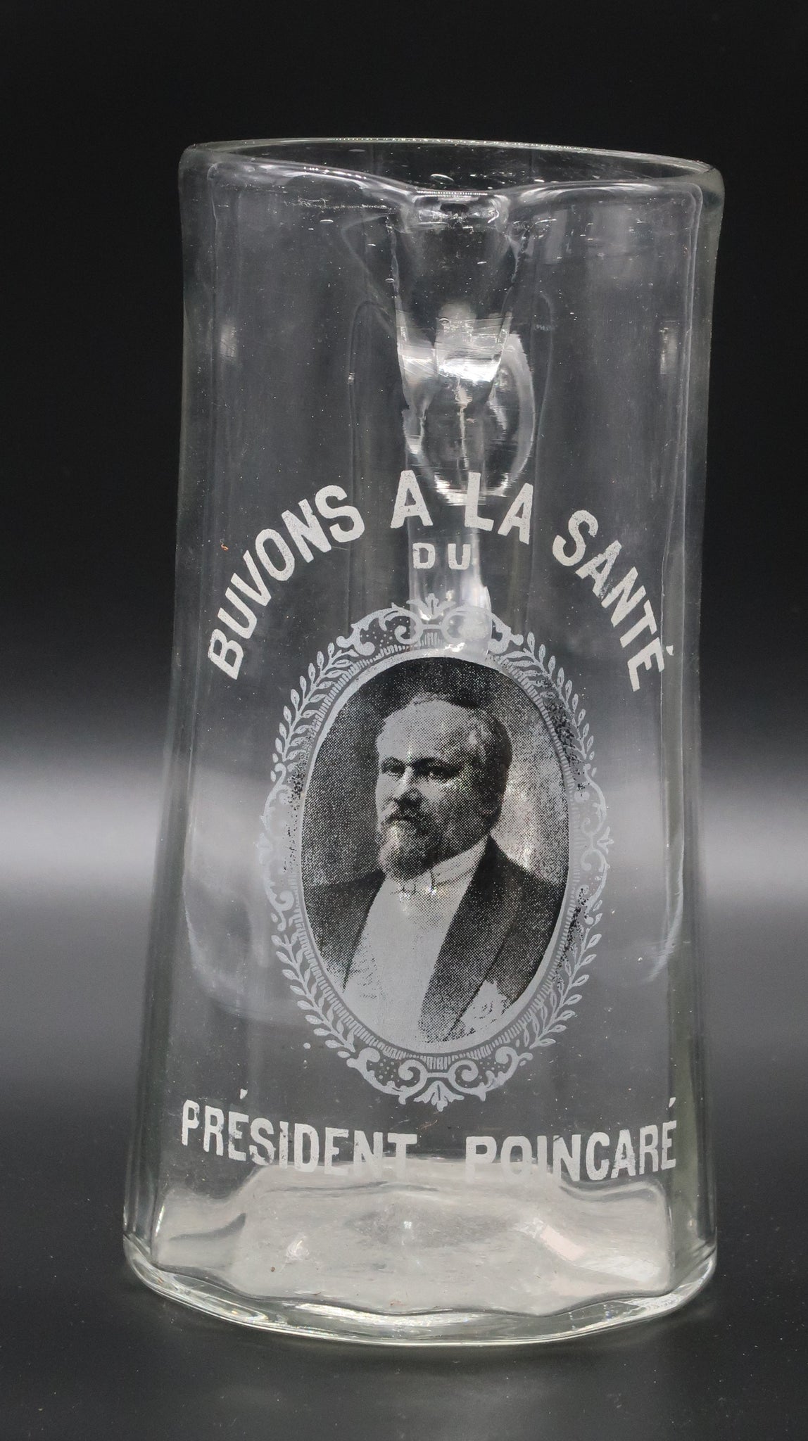 Ancien pichet en verre buvons à la santé de Raymond Poincaré